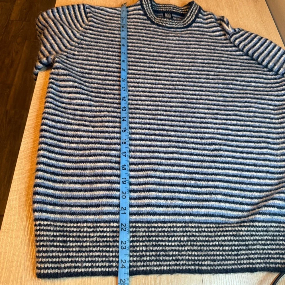 BDG‎ Urban Outfitters Mens Small Striped Knit Sweater Blue Navy Crew Neck Fuzzy